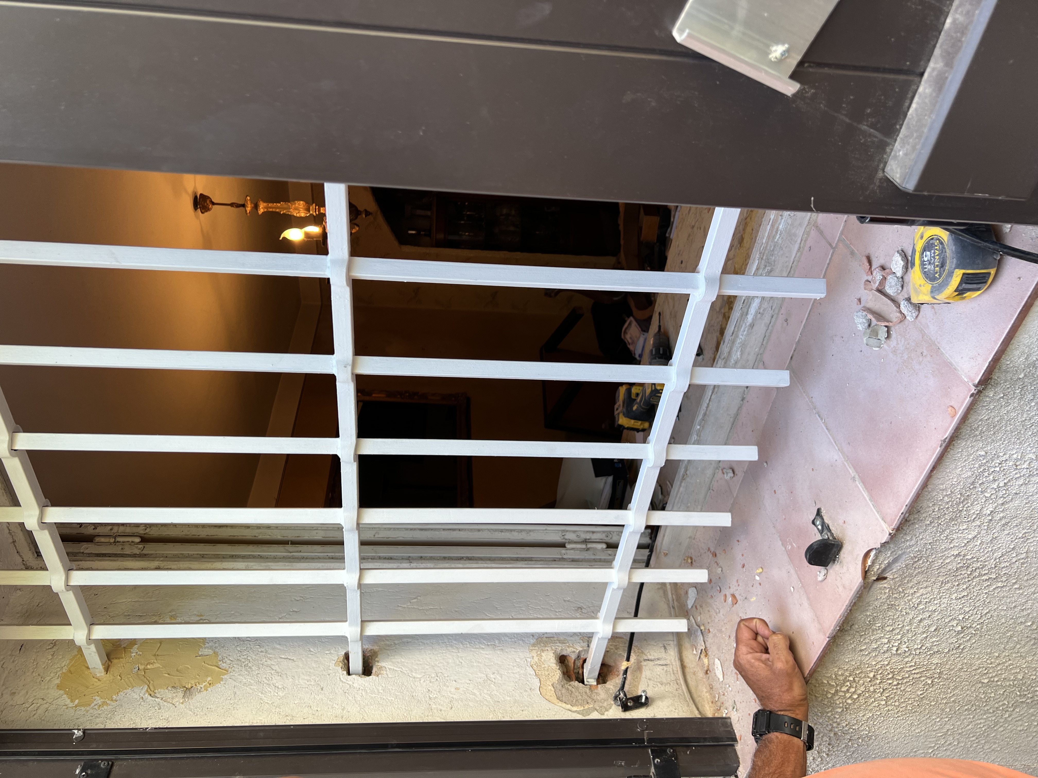 Fenetre avec barreaux avant travaux
