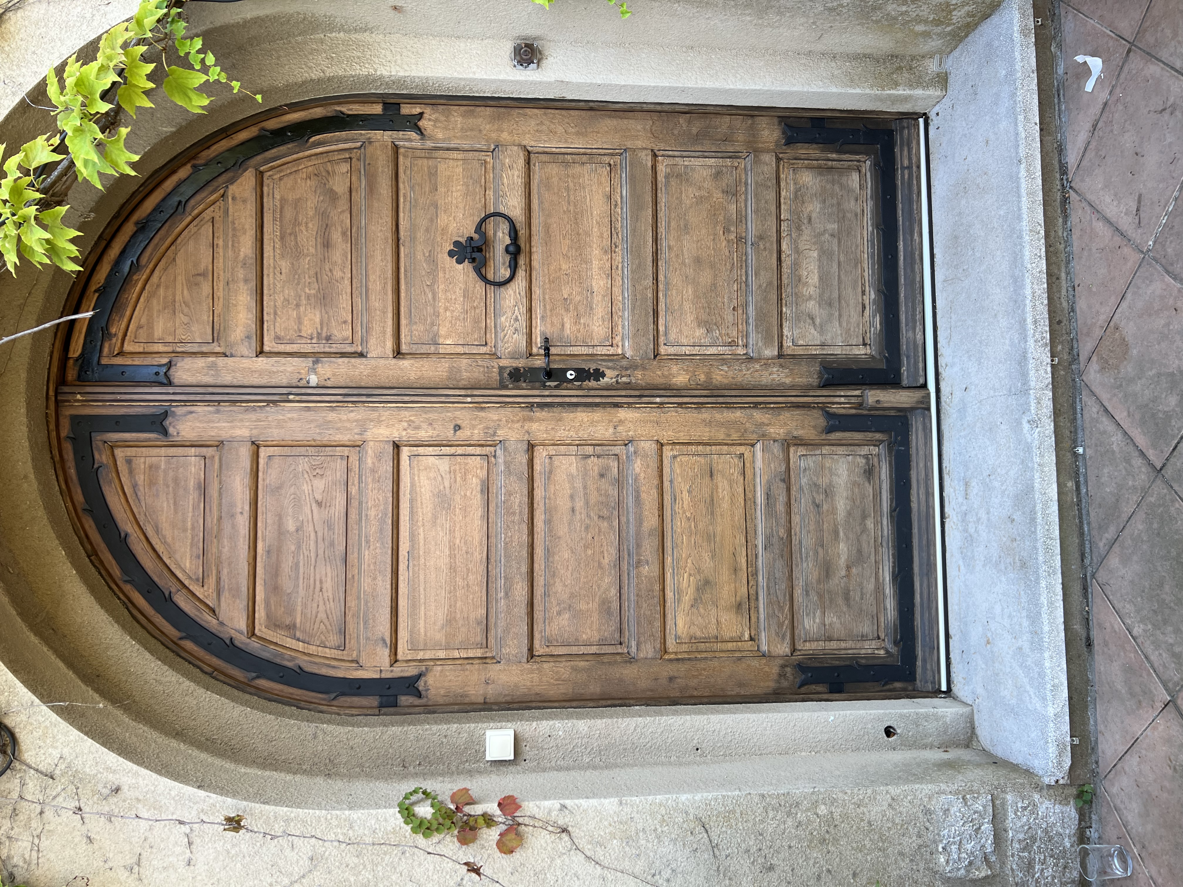 Ancienne porte en bois sous arche