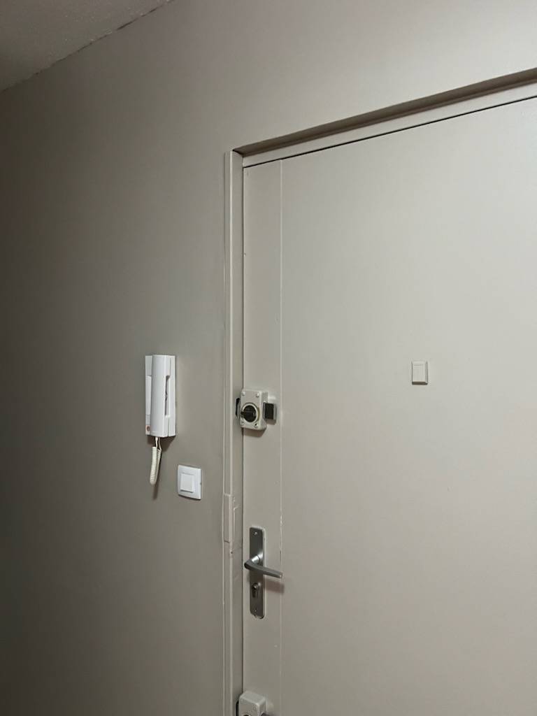 Detail serrure porte blindee